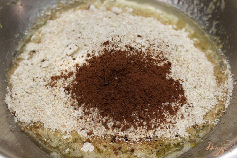 Фото приготовление рецепта: Овсяные мини кексы с вишней и какао шаг №3