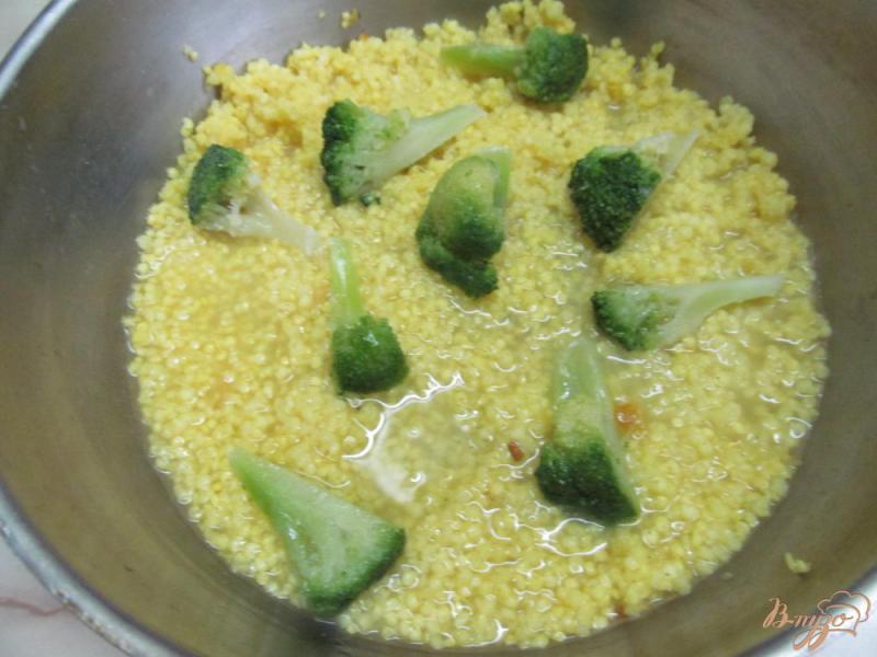 Фото приготовление рецепта: Пшенная каша с брокколи и сыром шаг №2