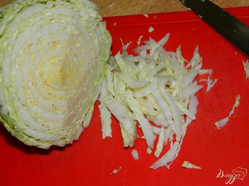Фото приготовление рецепта: Салат из пекинской капусты с перцем и кукурузой шаг №1