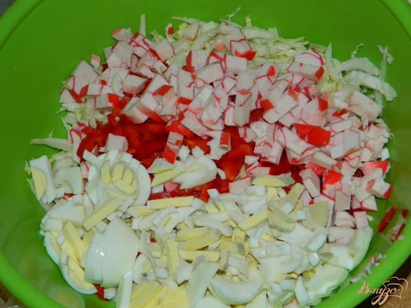 Фото приготовление рецепта: Салат из пекинской капусты с перцем и кукурузой шаг №3