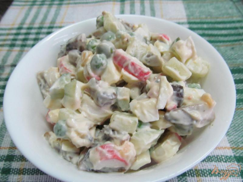Фото приготовление рецепта: Салат с шампиньонами и крабовыми палочками шаг №4