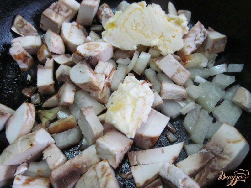 Фото приготовление рецепта: Свиной стейк под грибным соусом шаг №3
