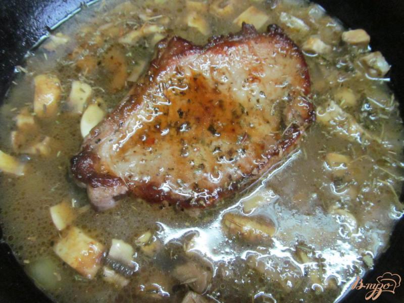 Фото приготовление рецепта: Свиной стейк под грибным соусом шаг №5