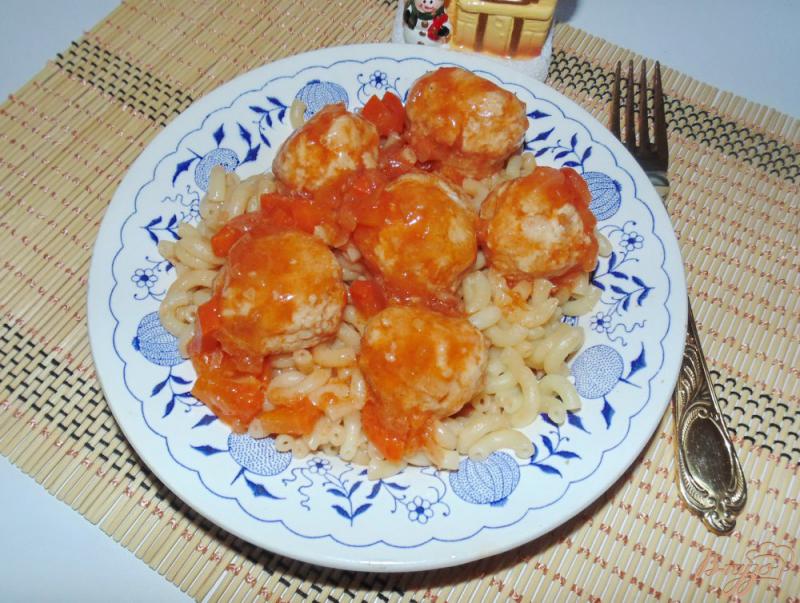 Фото приготовление рецепта: Куриные тефтели в томатном соусе шаг №9
