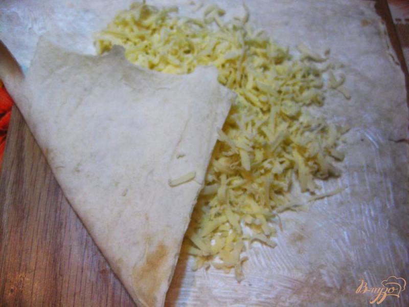 Фото приготовление рецепта: Конвертики из лаваша с сырной начинкой шаг №3
