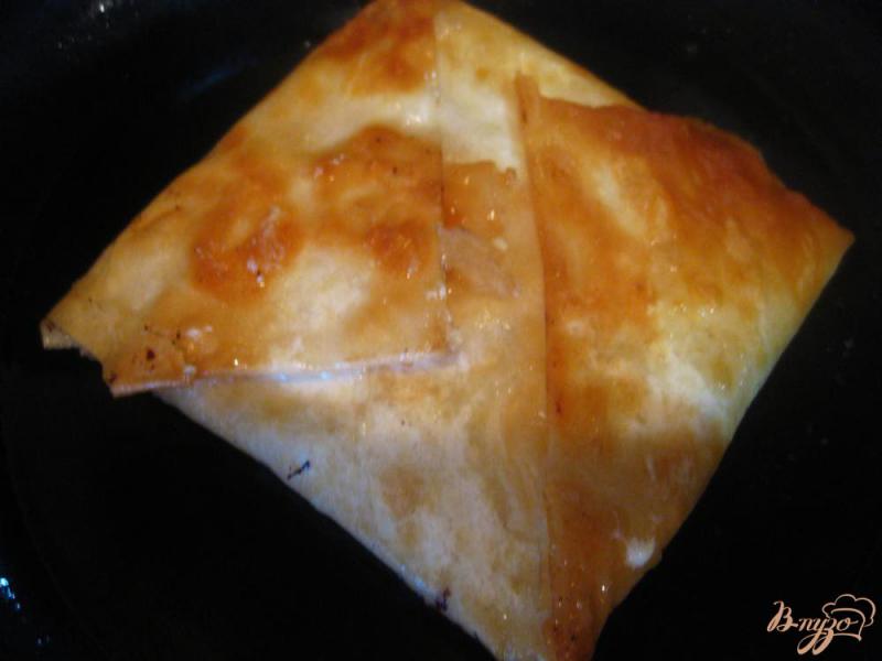 Фото приготовление рецепта: Конвертики из лаваша с сырной начинкой шаг №5