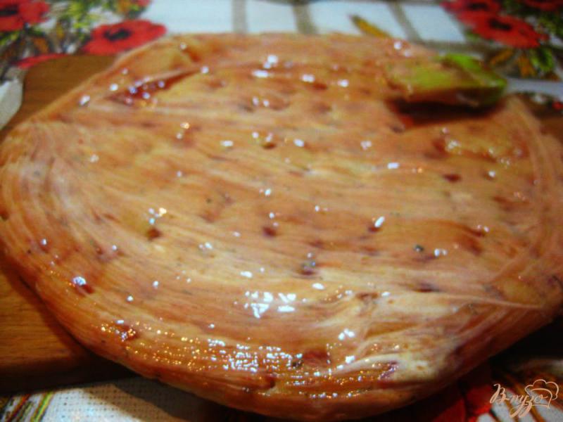 Фото приготовление рецепта: Пицца с курицей, сыром и маслинами шаг №8