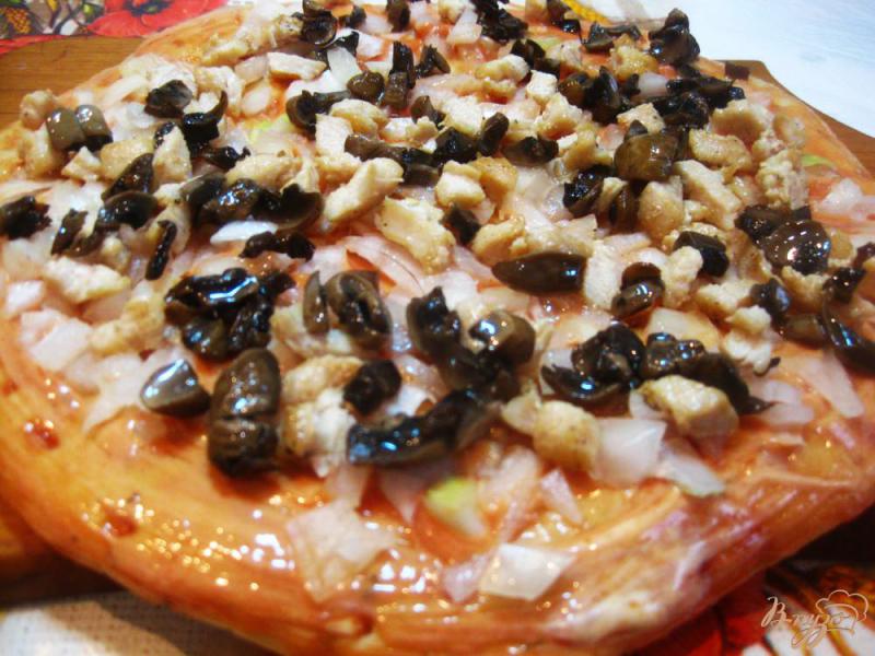 Фото приготовление рецепта: Пицца с курицей, сыром и маслинами шаг №11