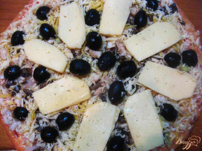 Фото приготовление рецепта: Пицца с курицей, сыром и маслинами шаг №13