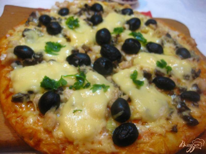 Фото приготовление рецепта: Пицца с курицей, сыром и маслинами шаг №14