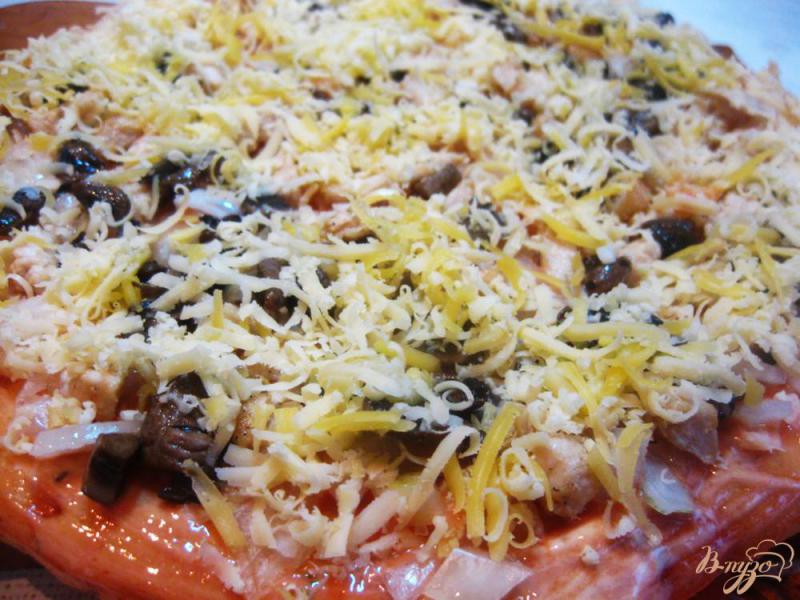 Фото приготовление рецепта: Пицца с курицей, сыром и маслинами шаг №12