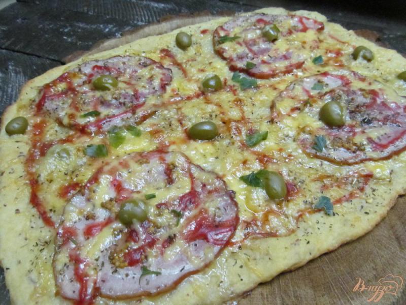 Фото приготовление рецепта: Пицца на тесте из картофеля с сыром шаг №6