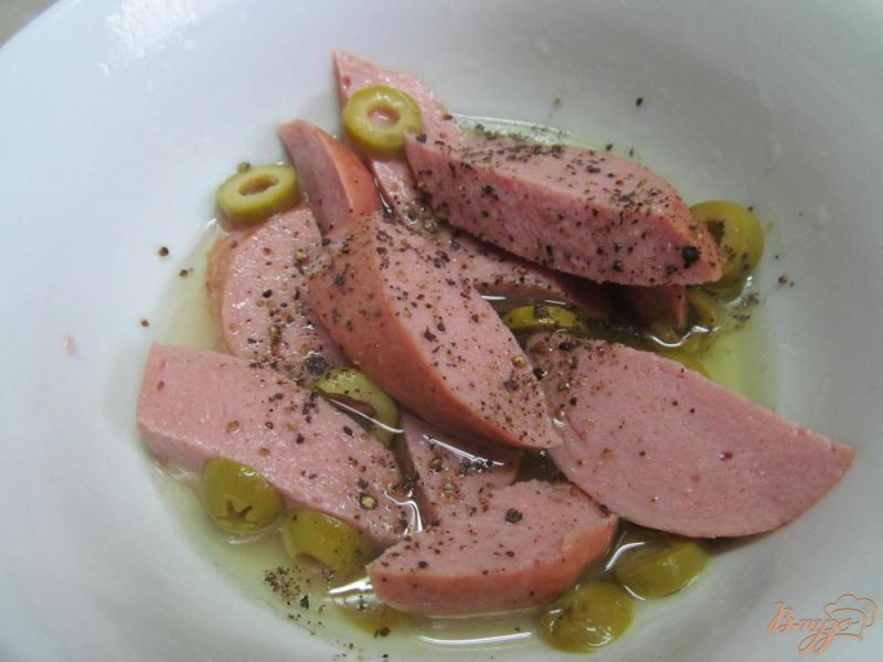 Фото приготовление рецепта: Макароны с сарделькой и оливками шаг №2