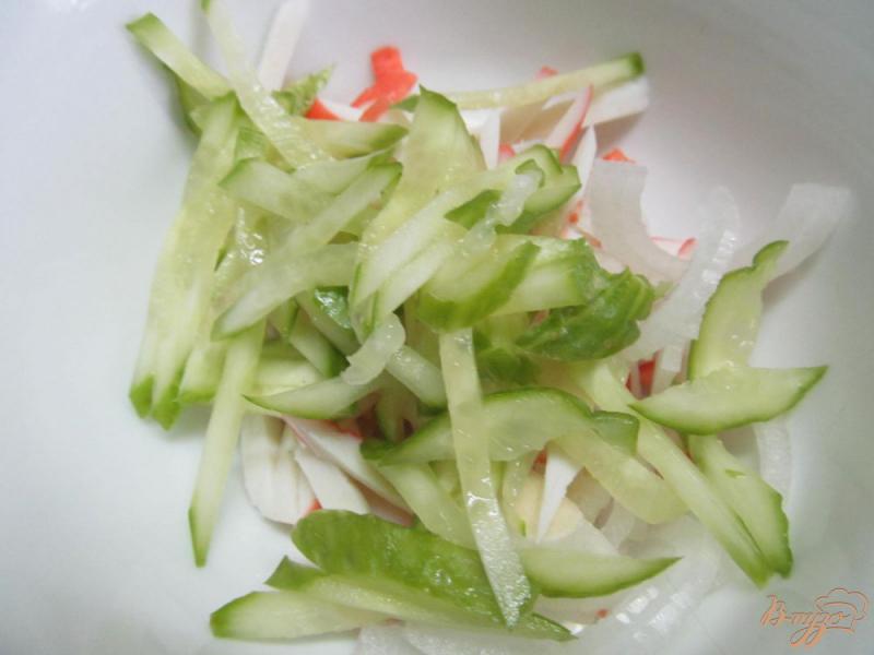 Фото приготовление рецепта: Салат из крабовых палочек с огурцом шаг №2