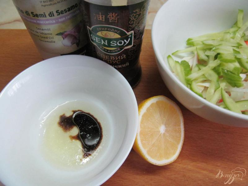 Фото приготовление рецепта: Салат из крабовых палочек с огурцом шаг №3