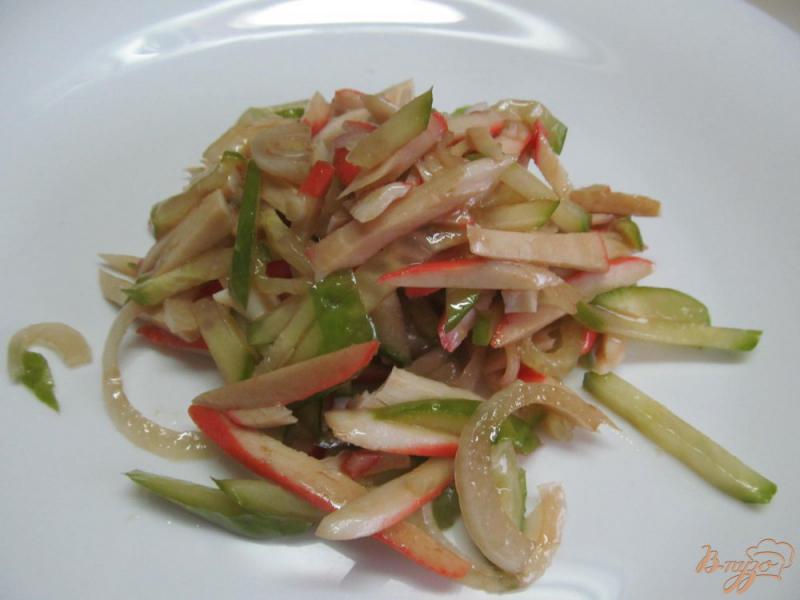Фото приготовление рецепта: Салат из крабовых палочек с огурцом шаг №4