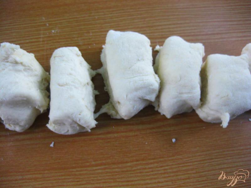 Фото приготовление рецепта: Пирожки из творожного теста со смородиной жареные шаг №5