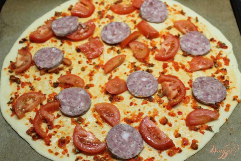 Фото приготовление рецепта: Пицца с колбасой каперсами и помидорами шаг №5