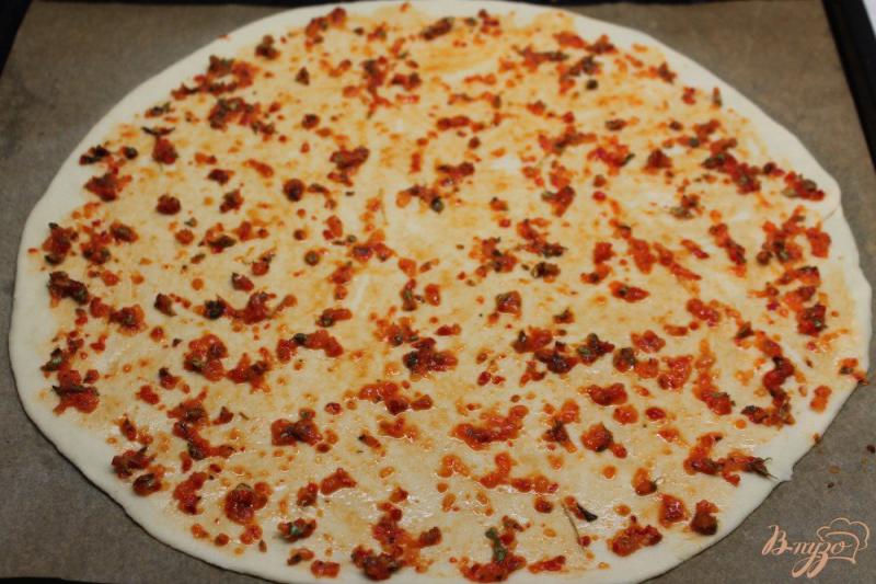 Фото приготовление рецепта: Пицца с колбасой каперсами и помидорами шаг №4