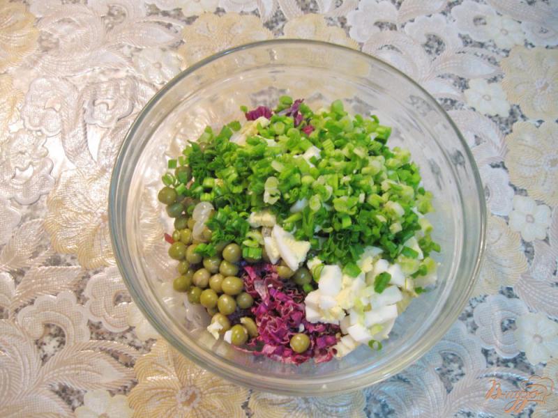 Фото приготовление рецепта: Салат с красной пекинской капустой и зеленым горошком шаг №5