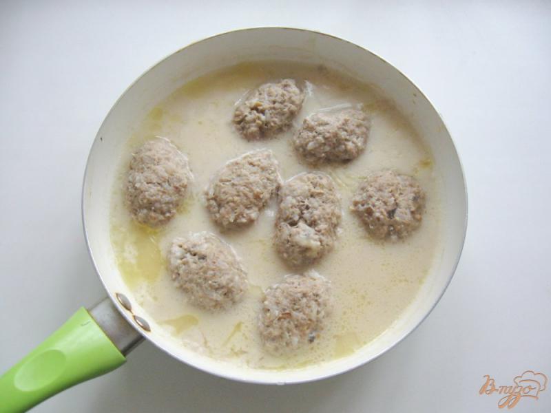 Фото приготовление рецепта: Котлеты с грибами и рисом в соусе шаг №7