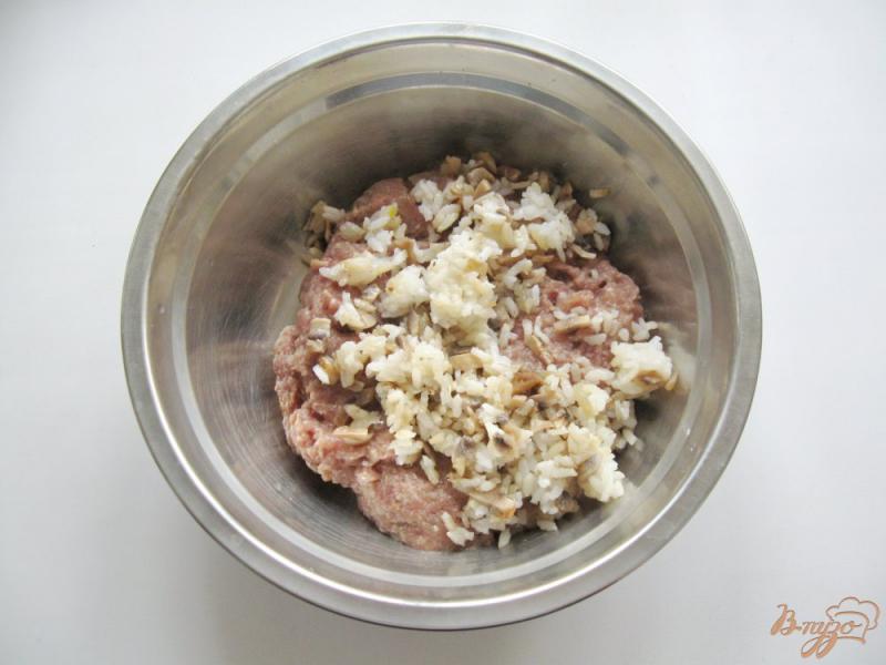 Фото приготовление рецепта: Котлеты с грибами и рисом в соусе шаг №3