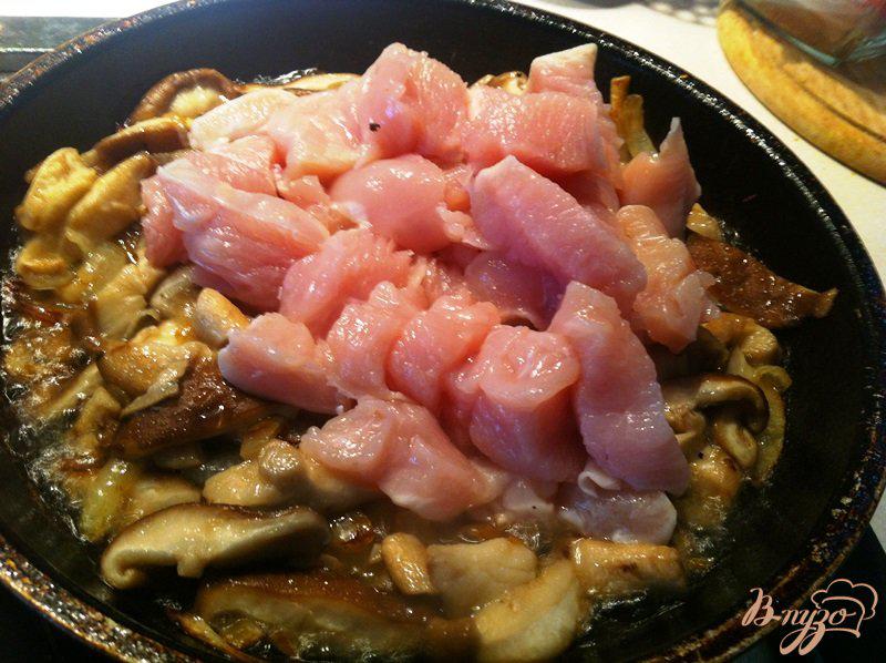 Фото приготовление рецепта: Рагу из куриного филе и грибов шиитаки с рисом шаг №6