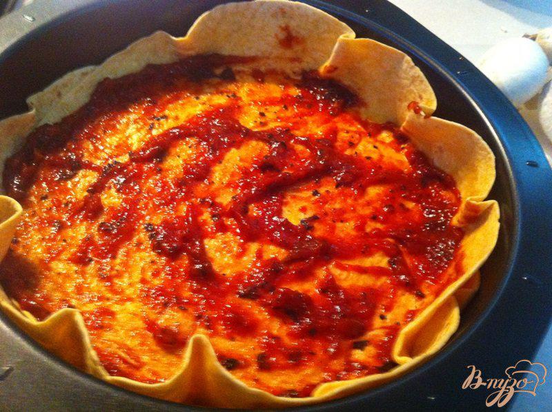 Фото приготовление рецепта: Пирог-запеканка с тюрингскими колбасками шаг №4