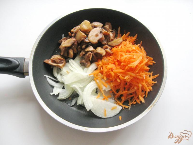 Фото приготовление рецепта: Тёплый салат с грибами, морковью и луком шаг №1