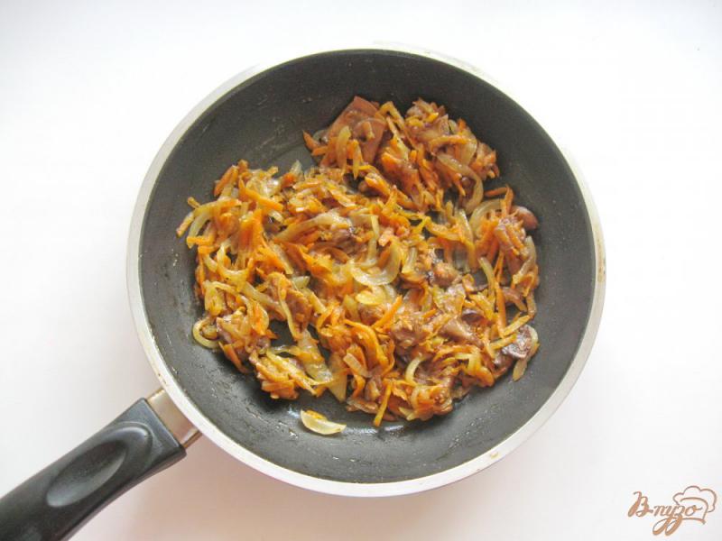 Фото приготовление рецепта: Тёплый салат с грибами, морковью и луком шаг №2
