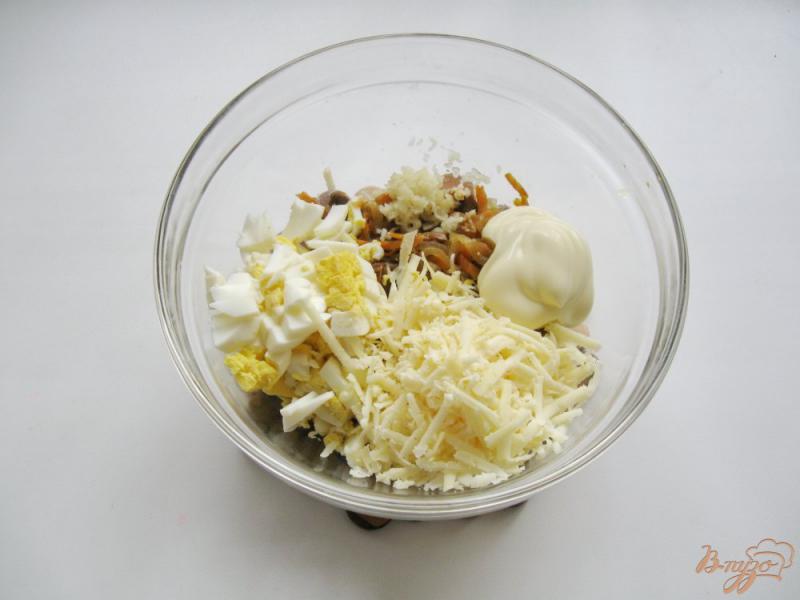 Фото приготовление рецепта: Тёплый салат с грибами, морковью и луком шаг №4