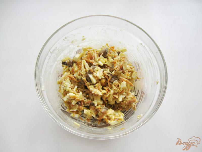 Фото приготовление рецепта: Тёплый салат с грибами, морковью и луком шаг №5