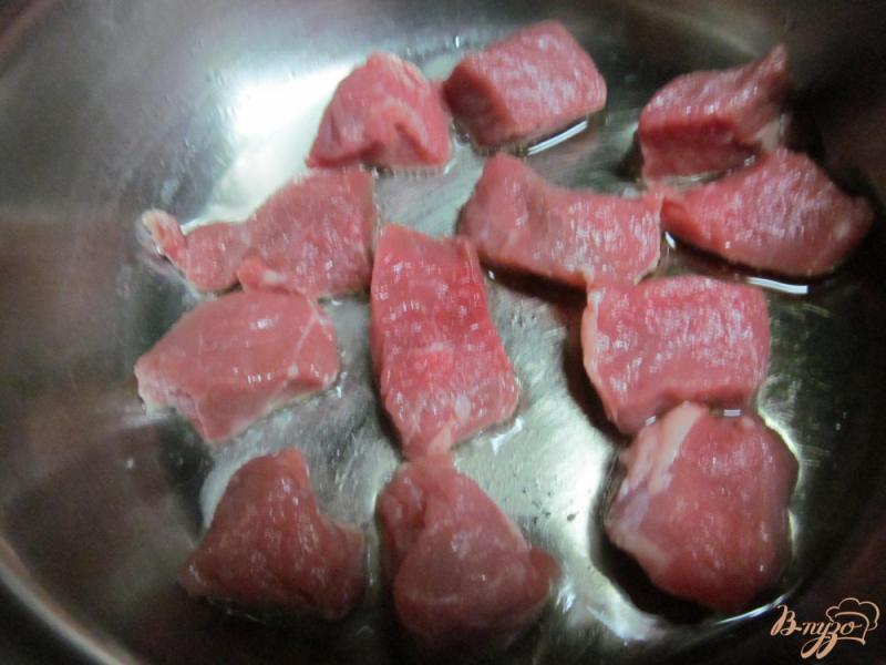 Фото приготовление рецепта: Тушенная говядина с овощами шаг №2