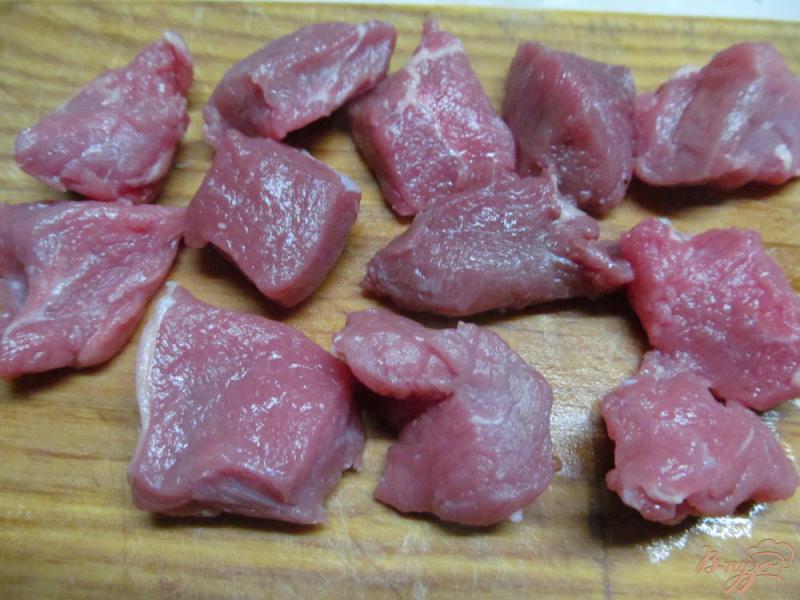 Фото приготовление рецепта: Тушенная говядина с овощами шаг №1