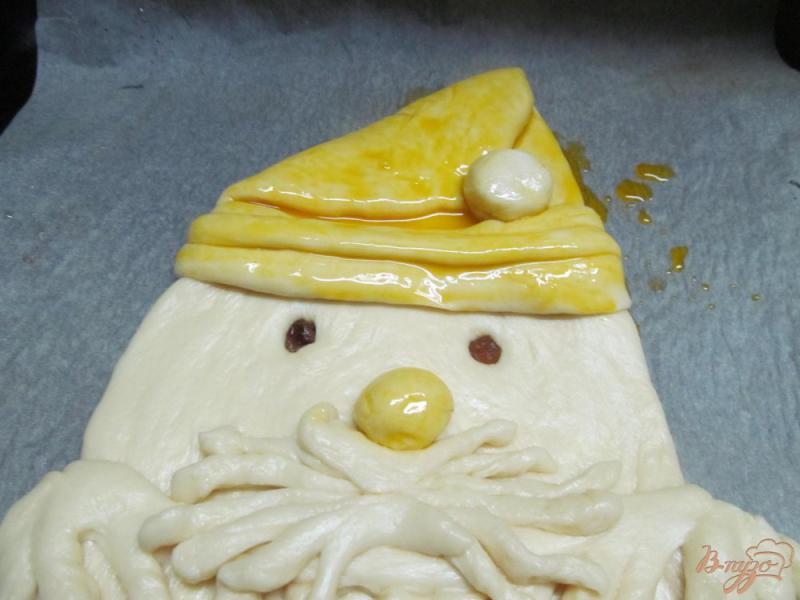 Фото приготовление рецепта: Хлеб «Санта Клаус» шаг №8