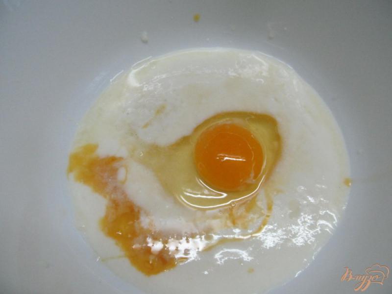 Фото приготовление рецепта: Блины с грибами и яйцом на завтрак шаг №2