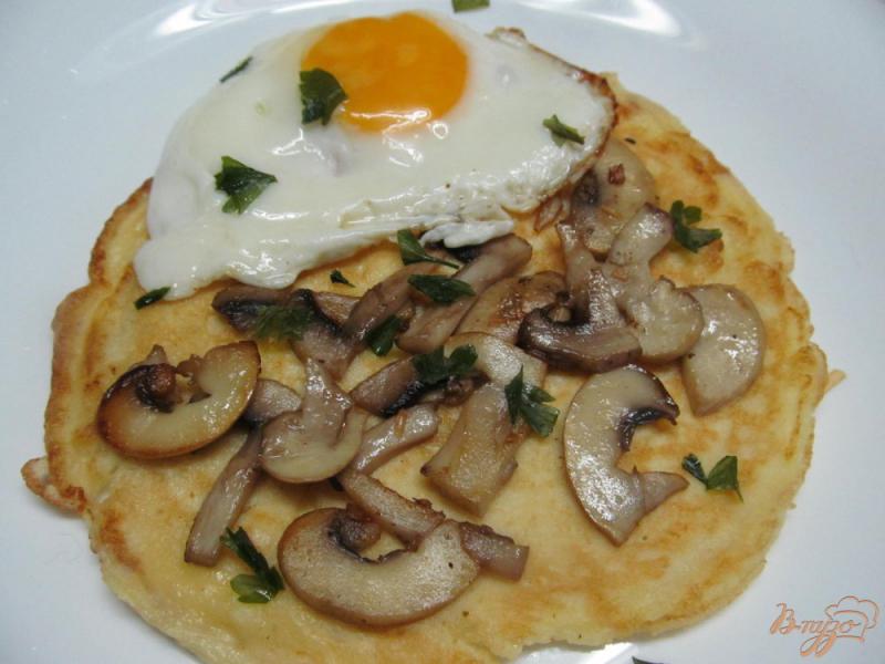 Фото приготовление рецепта: Блины с грибами и яйцом на завтрак шаг №7