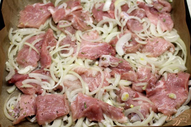 Фото приготовление рецепта: Свинина запеченная с луком, сыром и помидорами черри шаг №3