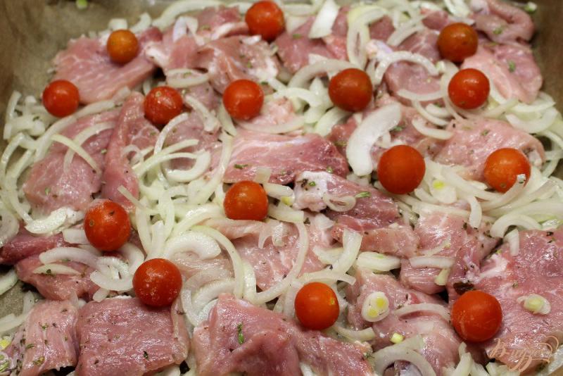 Фото приготовление рецепта: Свинина запеченная с луком, сыром и помидорами черри шаг №4