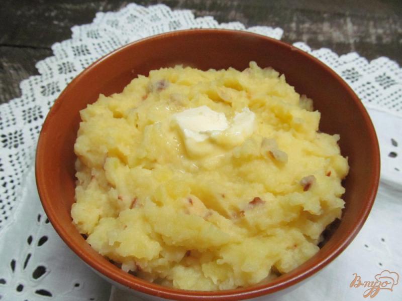 Фото приготовление рецепта: Картофельное пюре с копченым сыром шаг №4