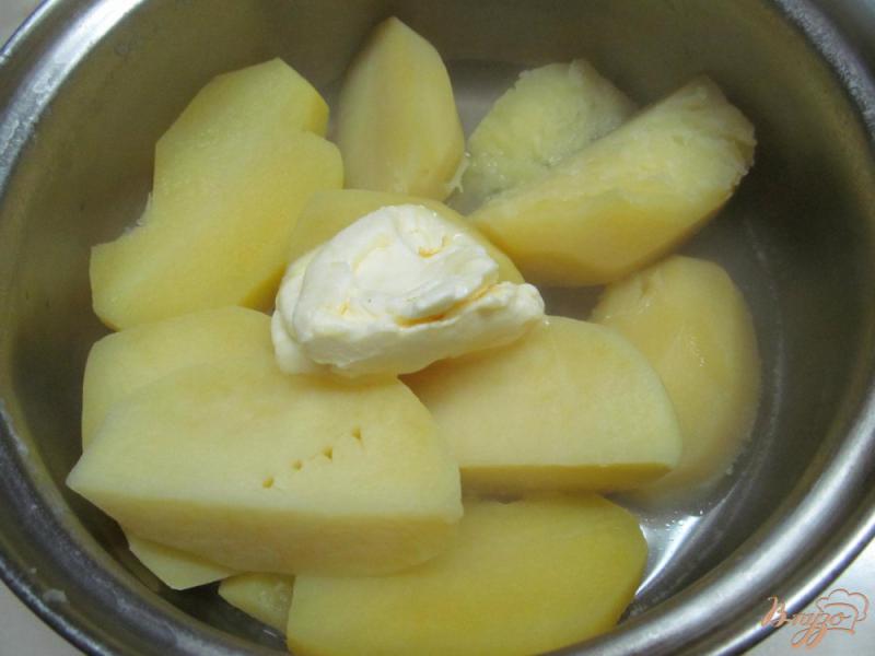 Фото приготовление рецепта: Картофельное пюре с копченым сыром шаг №2