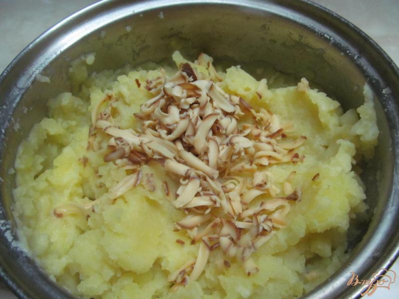 Фото приготовление рецепта: Картофельное пюре с копченым сыром шаг №3
