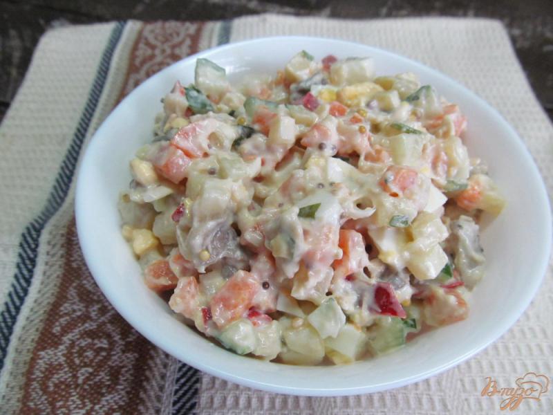 Фото приготовление рецепта: Салат из куриного мяса с огурцами и грибами шаг №7