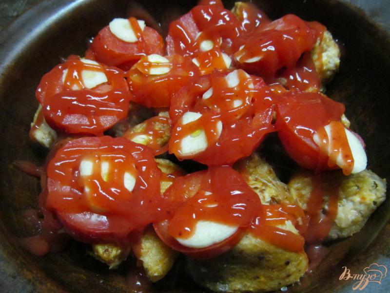 Фото приготовление рецепта: Запеченный хек в паприке под помидором и сыром шаг №5
