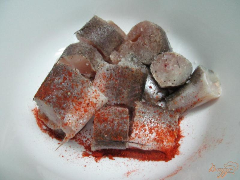 Фото приготовление рецепта: Запеченный хек в паприке под помидором и сыром шаг №1