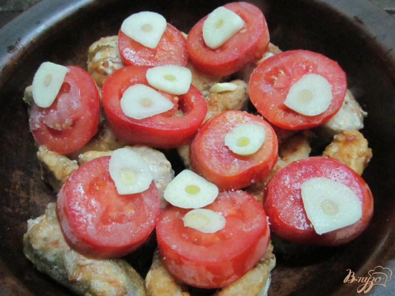 Фото приготовление рецепта: Запеченный хек в паприке под помидором и сыром шаг №4