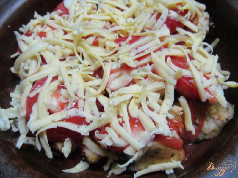 Фото приготовление рецепта: Запеченный хек в паприке под помидором и сыром шаг №6