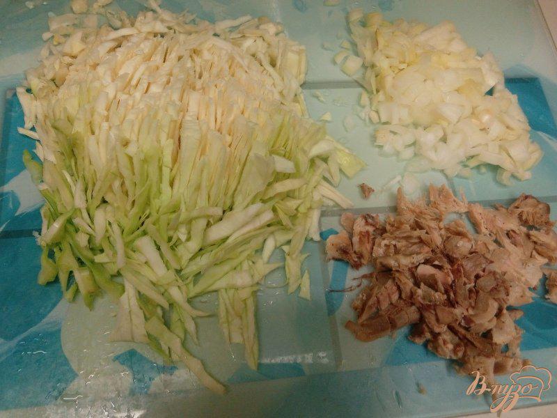 Фото приготовление рецепта: Заливной пирог с капустой и курицей в мультиварке шаг №2