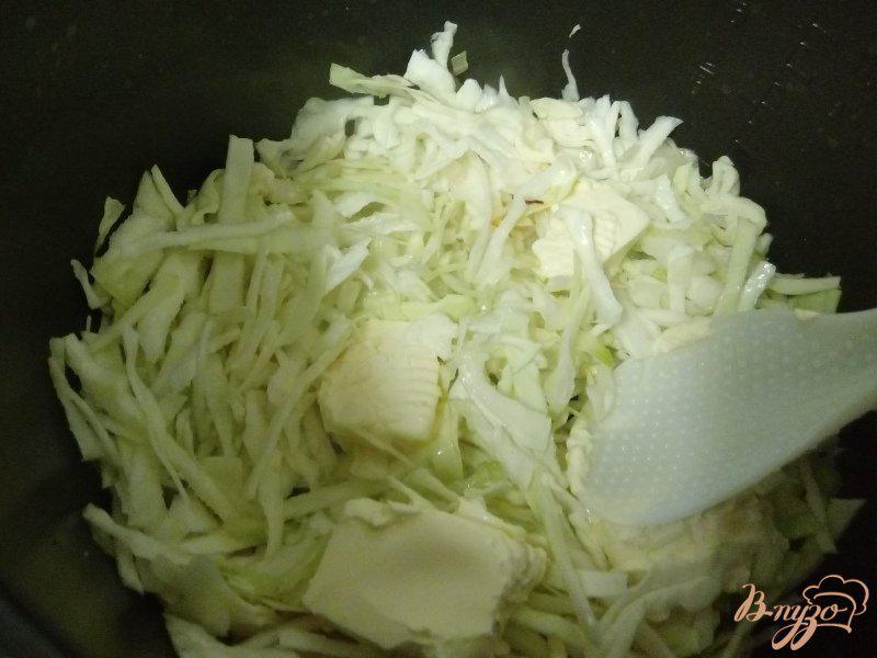 Фото приготовление рецепта: Заливной пирог с капустой и курицей в мультиварке шаг №3
