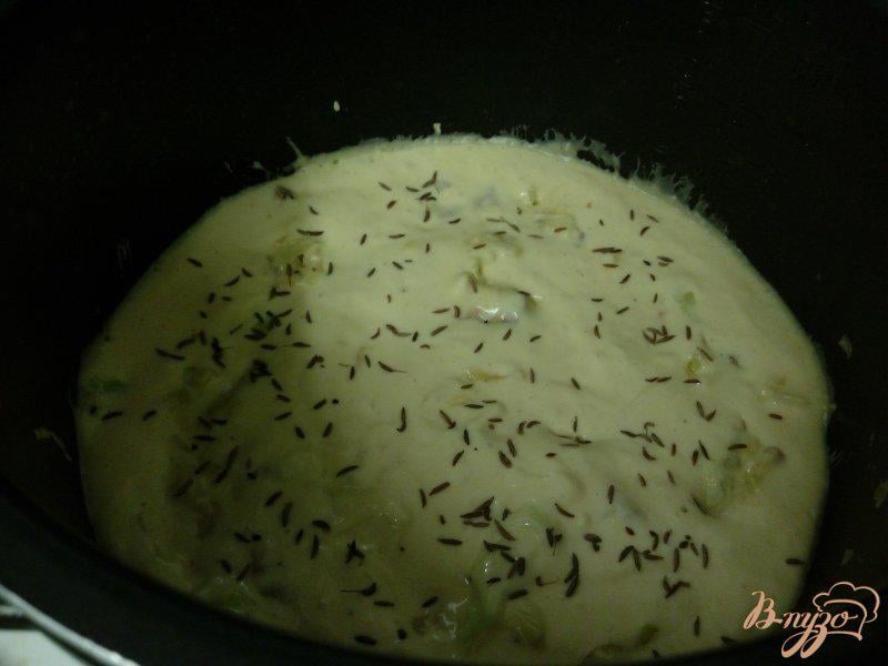 Фото приготовление рецепта: Заливной пирог с капустой и курицей в мультиварке шаг №7